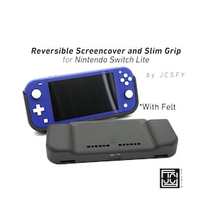 以下が含まれることがあります： 青色のNintendo Switch Liteコンソールと黒い画面、黒いグリップが写っています。「Reversible Screencover and Slim Grip for Nintendo Switch Lite」と「*With Felt」の文字があります。JCSFYによる製品です。