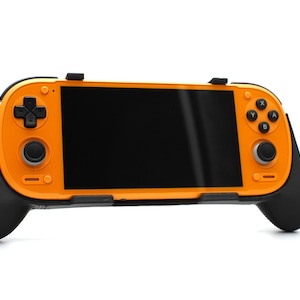 Op de afbeelding: Oranje en zwarte handheld gameconsole met een zwart scherm. Voorzien van een D-pad, knoppen en analoge sticks. De handgrepen zijn zwart, de behuizing oranje. Ontworpen voor draagbaar gamen.