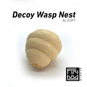 Könnte beinhalten: Ein hellfarbener, hölzerner Lockwespennest. Das Nest ist kugelförmig mit einer strukturierten Oberfläche und einer wabenartigen Öffnung an der Unterseite. Der Text "Decoy Wasp Nest" steht über dem Nest, darunter "by JCSFY". Das Logo von JCSFY Studio befindet sich unten rechts.