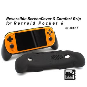 Op de afbeelding: Een oranje en zwarte Retroid Pocket 6 handheld gaming-apparaat met een zwarte schermbeschermer en comfort grip. De schermbeschermer is zwart en heeft een getextureerd oppervlak. De tekst op de afbeelding luidt "Reversible ScreenCover & Comfort Grip for Retroid Pocket 6".