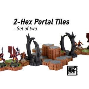 Può includere: Una scena di gioco da tavolo con tessere portali a 2 esagoni. Le tessere sono marroni e grigie, con strutture di portali neri e miniature. Il testo "2-Hex Portal Tiles - Set of two" è visualizzato in alto.