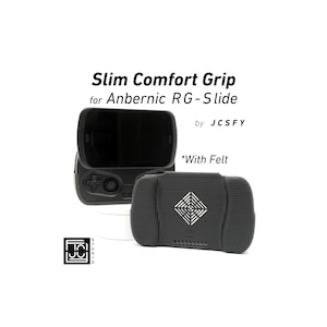 Op de afbeelding: Zwarte Slim Comfort Grip voor Anbernic RG-Slide. De grip heeft een getextureerd oppervlak en een geometrisch ontwerp. De tekst "Slim Comfort Grip for Anbernic RG-Slide by JCSFY *With Felt" wordt weergegeven. Product voor gaming.
