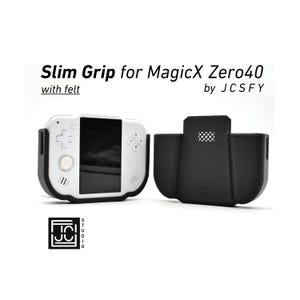 Puede incluir: Un Slim Grip blanco y negro para MagicX Zero40 con fieltro, junto a un agarre negro. El dispositivo blanco tiene una pantalla y botones de control. El texto dice "Slim Grip for MagicX Zero40 by JCSFY".