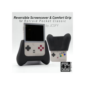 Op de afbeelding: Een zwart-wit handheld gaming-apparaat met een zwarte comfort grip. Het apparaat heeft een scherm en rode, zwarte en witte knoppen. De tekst "Reversible Screencover & Comfort Grip for Retroid Pocket Classic by JCSFY" is zichtbaar.