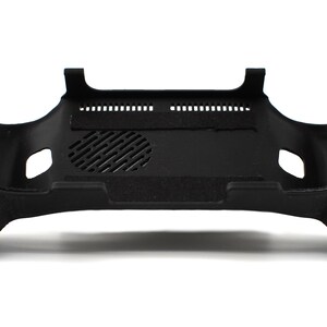 Op de afbeelding: Een zwarte controllerbehuizing met ergonomische handgrepen en een getextureerd oppervlak. De behuizing heeft een ventilatieopening en een reeks kleine gaatjes langs de bovenrand. Het ontwerp is symmetrisch, met een gebogen vorm voor comfortabele bediening.