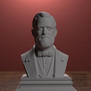 Puede incluir: Busto blanco de un hombre con barba completa, pajarita y chaqueta. La escultura está sobre una base rectangular. El fondo es un degradado de rojo y marrón.