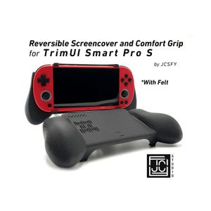 以下が含まれることがあります： 赤と黒のTrimUI Smart Pro Sリバーシブルスクリーンカバーとコンフォートグリップ。画像には「Reversible Screencover and Comfort Grip for TrimUI Smart Pro S」と「by JCSFY」の文字が表示されています。「*With Felt」の文字も表示されています。