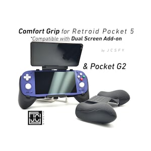 Può includere: Console di gioco portatile nera e viola con schermo, pulsanti e impugnatura ergonomica. Il testo sull'immagine recita "Comfort Grip for Retroid Pocket 5" e "Compatible with Dual Screen Add-on". È presente anche una seconda impugnatura ergonomica nera.