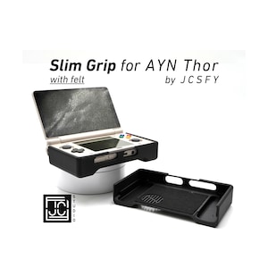 Könnte beinhalten: Schwarzer Slim Grip für das Handheld-Gaming-Gerät AYN Thor mit Filzfutter. Das Bild zeigt das Gerät in einer schwarzen Hülle mit dem Text "Slim Grip for AYN Thor" und "by JCSFY". Die Hülle wird offen und geschlossen gezeigt.