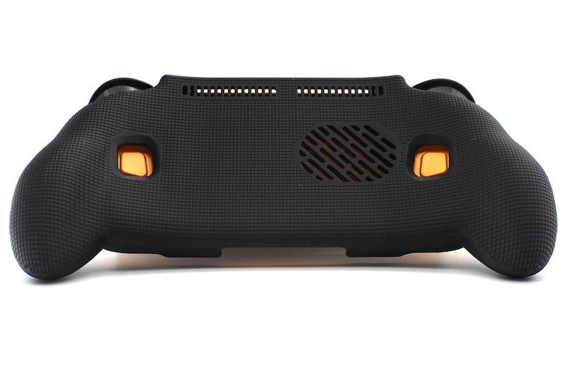 Op de afbeelding: Een zwarte, getextureerde beschermhoes voor een draagbaar spelapparaat. De hoes heeft oranje knoppen en een ventilatieopening. Het ontwerp omvat een getextureerde grip voor verbeterde handling en een goede pasvorm.