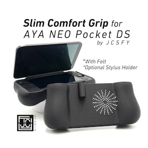 Pode incluir: Punho Slim Comfort preto para AYA NEO Pocket DS. O punho apresenta uma superfície texturizada e um design circular branco. Inclui um suporte para caneta e feltro opcionais. O texto "Slim Comfort Grip for AYA NEO Pocket DS by JCSFY" é visível.