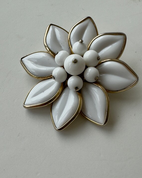 Coro Vintage White Flower Brooch Milk Glass Flora… - image 4