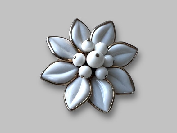 Coro Vintage White Flower Brooch Milk Glass Flora… - image 1