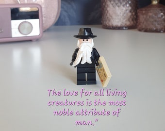 Llavero con minifigura de Charles Darwin: Regalo para biólogos y científicos.