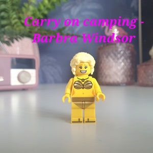 バーブラ・ウィンザー®のカスタムミニフィギュア。イギリスのコメディキャラクター。BBCコメディTVシリーズカルトTVのユニークなギフトキーチェーンCarry on Film