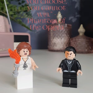 Il set regalo personalizzato di minifigure teatrali musicali The Phantom of the Opera®. Opzione giftbox. Regali per gli amanti del teatro. Regalo per gli amanti della musica.