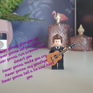 Rick Astley® popmuziek custom minifiguur Rick Astley® sleutelhanger/sleutelhanger Cadeaus voor muziekliefhebbers Popmuziek cadeau jaren 80 muziekliefhebber