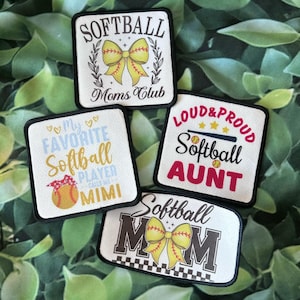 Peut inclure: Quatre patchs thermocollants blancs avec des bordures noires et des motifs sur le thème du softball colorés. Les patchs présentent le texte "Softball Moms Club", "My Favorite Softball Player", "Loud & Proud Softball Aunt", et "Softball Mom".