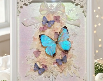 Caja decorativa con forma de árbol de Navidad de mariposa Morpho, arte con ejemplares reales de mariposas, decoración de ensueño con flores secas y copos de nieve, regalo navideño de temporada.