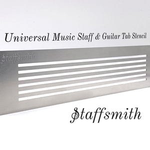 Könnte beinhalten: Eine silberfarbene Metallschablone für Noten. Die Schablone hat fünf horizontale Linien für die Notenlinien. Der Text "Universal Music Staff & Guitar Tab Stencil" und "staffsmith" sind aufgedruckt.