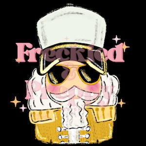 Könnte beinhalten: Illustration eines Nussknackers mit Sonnenbrille, weißem Hut und goldener Jacke. Das Bild hat den Text "Freckled" in Rosa und Braun. Der Nussknacker hat einen weißen Bart und Schnurrbart.