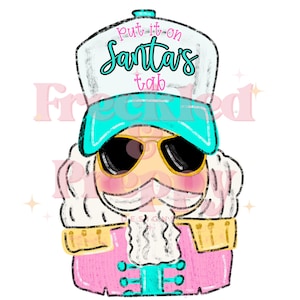 Może przedstawiać: Kapryśna ilustracja dziadka do orzechów w okularach przeciwsłonecznych i czapce bejsbolowej. Czapka jest biała z turkusowym daszkiem i napisem "Put it on Santa's tab". Dziadek do orzechów ubrany jest w różowy płaszcz ze złotymi akcentami i turkusowymi guzikami.
