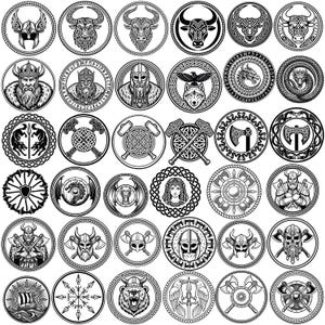K&ouml;nnte beinhalten: Eine Sammlung von schwarz-wei&szlig;en Illustrationen zum Thema Wikinger in kreisf&ouml;rmigen Rahmen. Die Designs umfassen Wikingerhelme, Langschiffe, &Auml;xte, Drachen und Portr&auml;ts von Wikingerkriegern. Die Kunstwerke sind detailliert und vielseitig einsetzbar.