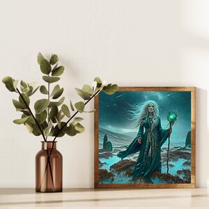 Puede incluir: Una ilustraci&oacute;n enmarcada de una mujer con el pelo largo y blanco, vestida con una t&uacute;nica verde y sosteniendo un bast&oacute;n con un orbe brillante. Ella est&aacute; de pie en un paisaje nevado con grandes piedras en el fondo.