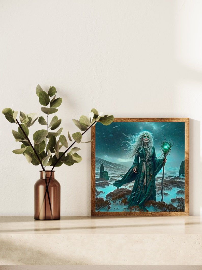 Puede incluir: Una ilustraci&oacute;n enmarcada de una mujer con el pelo largo y blanco, vestida con una t&uacute;nica verde y sosteniendo un bast&oacute;n con un orbe brillante. Ella est&aacute; de pie en un paisaje nevado con grandes piedras en el fondo.