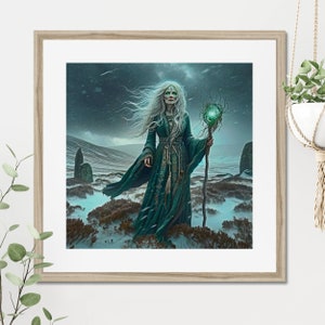 Puede incluir: Una mujer con el pelo largo y blanco y una t&uacute;nica verde se encuentra en un paisaje nevado. Sostiene un bast&oacute;n con un orbe brillante en la parte superior. El fondo es un cielo tormentoso con nieve cayendo.