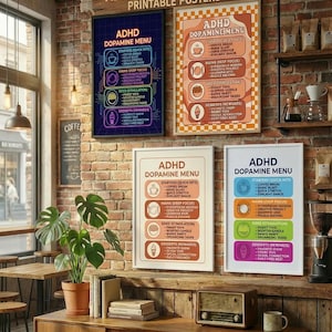 Könnte beinhalten: Eine Sammlung gerahmter, druckbarer ADHD-Dopamin-Menü-Poster. Die Poster zeigen farbenfrohe Texte und Grafiken mit Kategorien wie „Starter“, „Hauptgerichte“ und „Desserts“. Die Poster werden in einem Café mit Holzschrank und Topfpflanze ausgestellt.