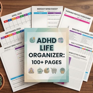 Peut inclure: Un organisateur de vie TDAH avec plus de 100 pages est présenté sur une surface en bois, entouré d'autres feuilles de planification. La couverture présente le titre et des icônes. Des calendriers pour avril et septembre 2026 sont visibles, ainsi que des calendriers de nettoyage et des invites de réflexion.