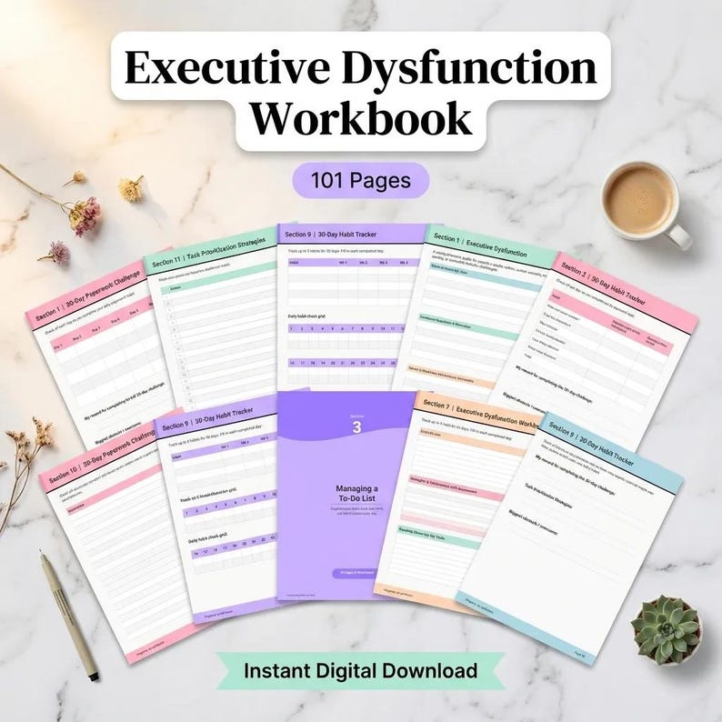 Peut inclure: Une tasse en c&eacute;ramique blanche avec une anse noire et l'inscription "But First, Coffee" en gras noir. La tasse est pos&eacute;e sur un fond flou. La tasse mesure environ 10 cm de hauteur.