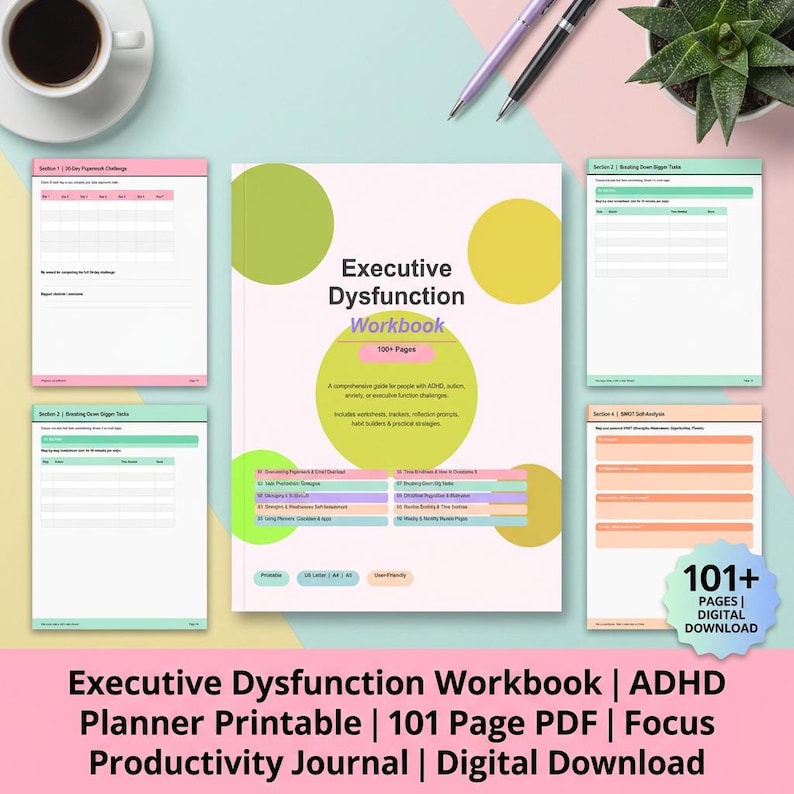 Peut inclure: Un cahier num&eacute;rique intitul&eacute; "Executive Dysfunction Workbook" avec une couverture rose et verte. Le cahier comprend plus de 100 pages et est con&ccedil;u pour les personnes atteintes de TDAH et d'autisme. L'image montre &eacute;galement une tasse de caf&eacute;, des stylos et une petite plante.
