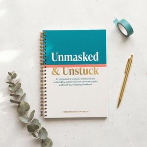 Peut inclure: Ensemble de trois tasses en céramique avec une finition mate et mouchetée. Les tasses sont dans des tons crème, gris clair et gris foncé. Chaque tasse a un design simple et minimaliste, parfait pour le café ou le thé.