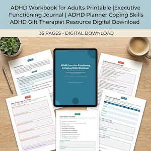 Peut inclure: Vue aérienne d'un espace de travail avec une tablette affichant un "ADHD Executive Functioning & Coping Skills Workbook" et plusieurs feuilles de travail imprimées. Le texte "ADHD Workbook for Adults Printable" est en haut. Une tasse de café et une plante sont également visibles.