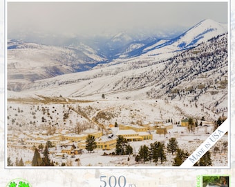 Könnte beinhalten: Ein 500-teiliges Puzzle mit einer verschneiten Berglandschaft und einem kleinen Dorf im Tal. Das Puzzle trägt den Titel "Mammoth" und wird in den USA hergestellt. Das Puzzle ist 24 Zoll mal 18 Zoll groß.