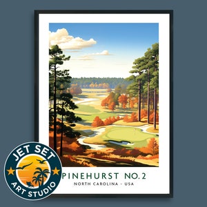 Pode incluir: Uma impressão artística emoldurada do campo de golfe Pinehurst No. 2 na Carolina do Norte, EUA. A ilustração apresenta uma paisagem vibrante com fairways verdes, árvores coloridas de outono e um céu azul. O logotipo do Jet Set Art Studio está no canto inferior esquerdo.