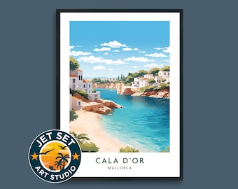 Puede incluir: Una impresión artística enmarcada de Cala d'Or, Mallorca. La ilustración representa una escena costera con edificios blancos, agua turquesa y una playa de arena bajo un cielo azul con nubes. El logotipo de Jet Set Art Studio está en la esquina inferior izquierda.