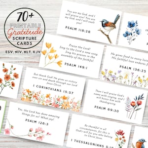 Może przedstawiać: Zestaw drukowanych kart wdzięczności z ilustracjami kwiatowymi i wersetami biblijnymi. Karty zawierają różne wzory kwiatowe i teksty z Psalmów, Koryntian i Tesaloniczan. Karty są oznaczone jako "70+ Drukowanych Kart Wdzięczności z Pismem Świętym".