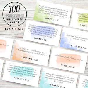 Puede incluir: Un conjunto de 100 tarjetas imprimibles de versículos bíblicos. Cada tarjeta presenta un versículo diferente de las versiones ESV, NIV y KJV, con fondos de estilo acuarela. Los versículos incluyen Josué 1:9, Romanos 12:2 y Hebreos 11:6.