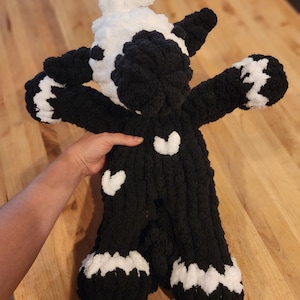 Kuh Snuggler, Snuggler, handgemachtes Geschenk, handgemachtes Spielzeug, Baby Geschenk, Grobstrick, Hand stricken, Kuscheltier, Amigurumi, Plushie, Stuffie