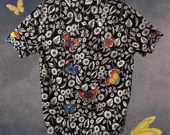 Camisa con botones reciclados de mariposa floral / Ropa reciclada mediana para hombre