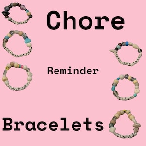 Peut inclure: Six bracelets en perles colorées avec des mots différents sur chacun. Les mots sont "Get Gas", "Drink Water", "Laundry", "Take Out Trash", "Clean", et "Dishes". Les bracelets sont sur un fond rose avec les mots "Chore Reminder Bracelets" en noir.