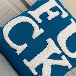 Almohada con nombre personalizada, almohada decorativa, almohada con nombre personalizada, almohada con nombre hecha con aguja perforada, idea de regalo para una casa de campo, idea de regalo especial y divertida