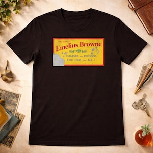 Het grote Emelius Brown T-shirt | Shirt geïnspireerd op bedknoppen en bezemstelen