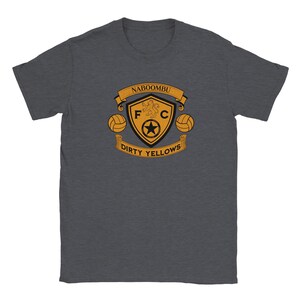 T-shirt van het Dirty Yellows voetbalteam, geïnspireerd op Bedknobs and Broomsticks.