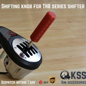 Puede incluir: Pomo de palanca de cambios rojo con un patrón de diamante para una palanca de cambios de la serie TH8. El pomo está unido a una palanca de cambios negra y plateada con un patrón de engranajes. El texto "DISPATCH WITHIN 1 DAY" es visible en la imagen.