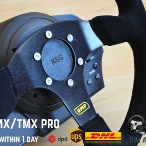 Puede incluir: Volante de carreras negro con borde negro y centro negro. El centro tiene el texto "KSS" y está sujeto con pernos plateados. El volante tiene el logotipo "OMP". El texto "FOR TMX/TMX PRO" está en la parte inferior.