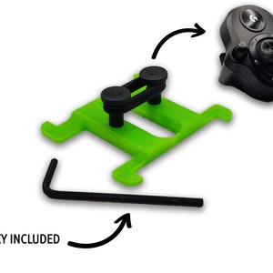 Puede incluir: Un soporte de plástico verde con dos botones negros para sujetar una palanca de cambios a un escritorio o mesa. Se incluye una llave hexagonal negra.  HEX KEY INCLUDED.